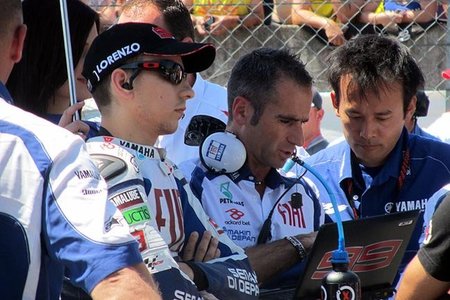 Jorge Lorenzo concentrado en la parrilla de salida