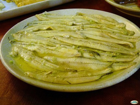 Cenas saludables para niños: boquerones en vinagre con ensalada de escarola al ajo-aceite