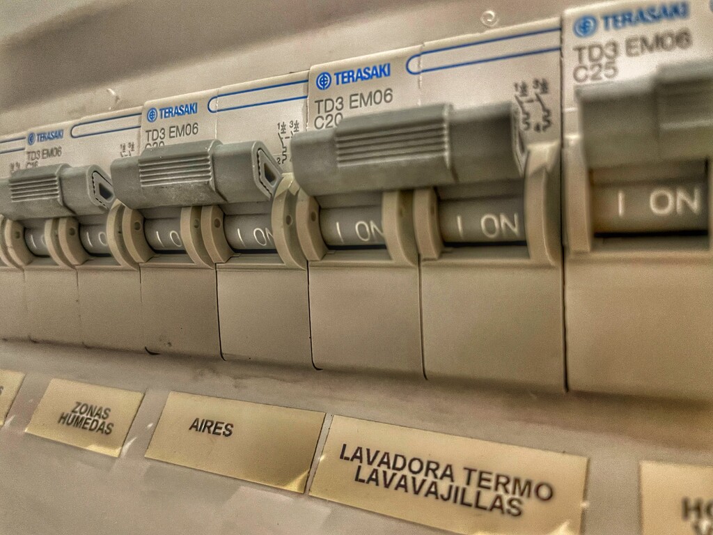 Cómo saber si puedes abaratar tu factura eléctrica rebajando la potencia máxima contratada