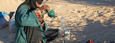 Vestir de negro, beber caliente, ducharse con agua tibia: los trucos contraintuitivos contra el calor