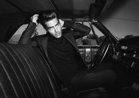 Jon Kortajarena, un James Dean en blanco y negro que sube los calores y los ánimos para Zara