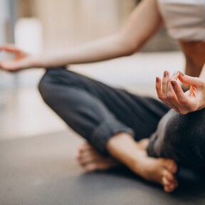 La postura de yoga que funciona como 100 abdominales, es ideal para tener el vientre plano, fomenta la concentración y rebaja el estrés 