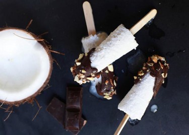 Receta: Mini polos de coco con 'topping' extracrujiente de chocolate negro y almendras