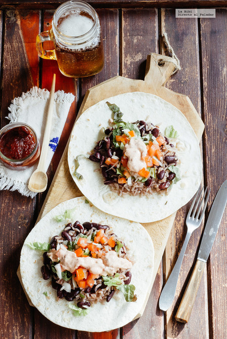Burritos vegetarianos con aderezo de chipotle. Receta fácil