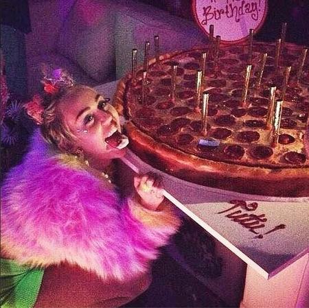 Miley Cyrus celebra los 22 rodeada de pizza