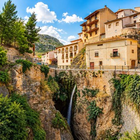 Cascadas urbanas, casas colgantes y un yacimiento milenario: así es el pueblo español más bonito del otoño 