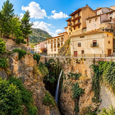 Cascadas urbanas, casas colgantes y un yacimiento milenario: así es el pueblo español más bonito del otoño 