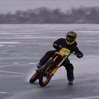 Unos youtubers americanos han inventado un nuevo deporte de invierno: drifting en moto con neumáticos de clavos. Y es bestial 
