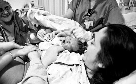 Hasta 16 personas ven a la mujer durante el parto en el hospital (pero esta se siente sola)