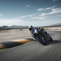 Cigüeñal contrarrotante, transmisión seamless y distribución variable: ¡la próxima Yamaha YZF-R1 promete!