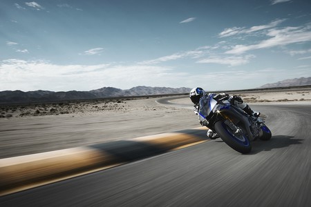 Cigüeñal contrarrotante, transmisión seamless y distribución variable: ¡la próxima Yamaha YZF-R1 promete!