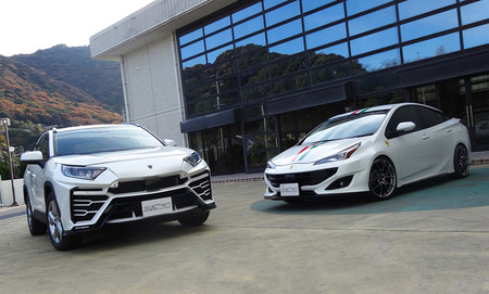 Ver para creer: estos japoneses visten un Toyota RAV4 como un Lamborghini Urus y un Prius como un Ferrari FF
