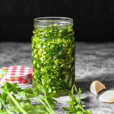 Cómo hacer salsa de ajo perejil: la mejor manera de conservarla y en qué recetas utilizarla