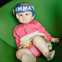 Una niña con plagiocefalia recibe el casco corrector más bonito decorado por un equipo de Disney