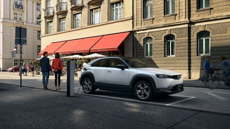 Mazda justifica la corta autonomía del SUV eléctrico MX-30: una batería más grande contaminaría más que un diésel