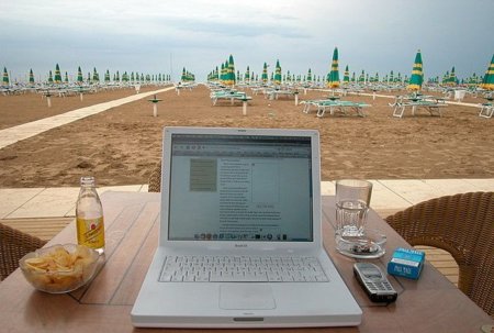 Internet, ¿la alternativa a la economía de playa y ladrillo?
