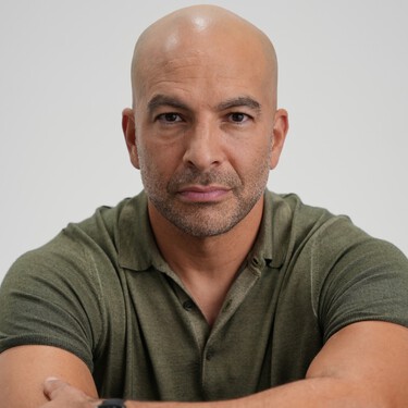 Peter Attia, médico experto en longevidad: "Un hombre de entre 40 y 50 años debería poder llevar el 50% de su peso corporal en cada mano y caminar durante un minuto" 