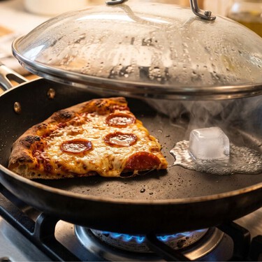 Cómo recalentar pizza en sartén con un cubo de hielo: queda tan crujiente como recién hecha 