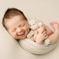 "Si los bebés tuvieran dientes", las hilarantes (y ligeramente inquietantes) fotografías editadas de bebés recién nacidos