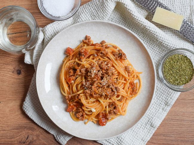 Espaguetis con carne picada y tomate, una receta de supervivencia que puede ser deliciosa