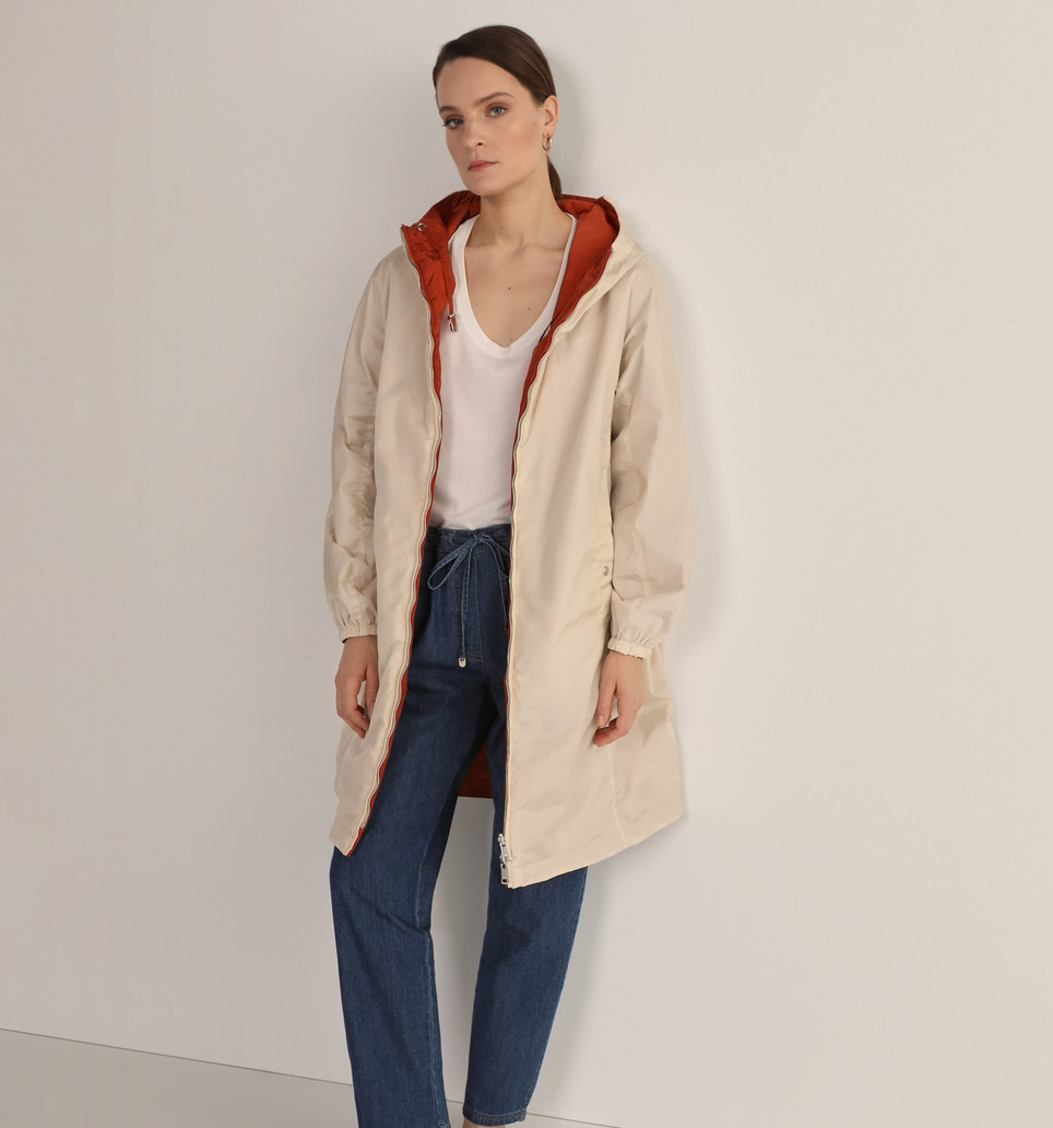 This reversible raincoat from El Corte Inglés will cheer you up on even