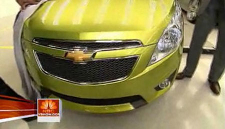 Ed Welburn nos enseña el frontal del Chevrolet Beat de producción