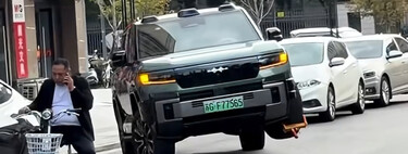 Motorista de BYD na China tem roda bloqueada por trava e resolve o problema dirigindo com a roda suspensa no ar 