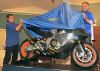 Presentación de la Suter de MotoGP para el 2012 con Carmelo Morales como piloto