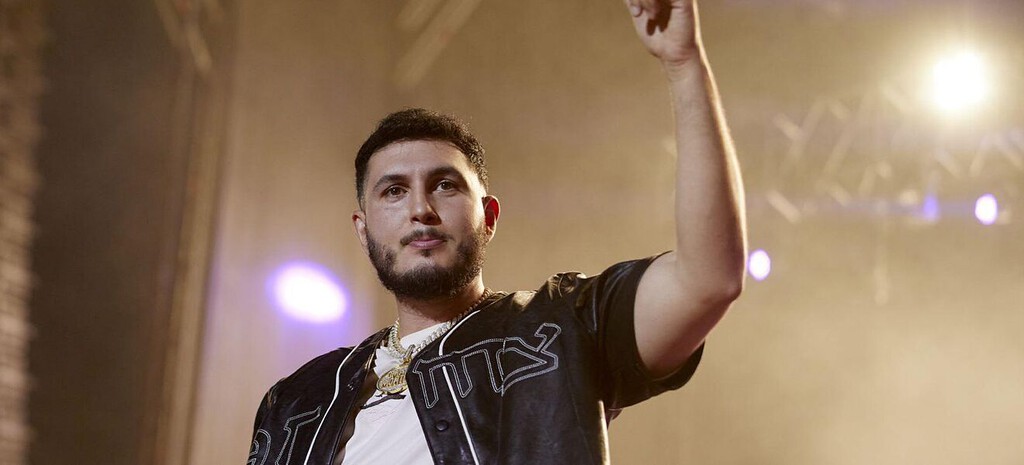 Omar Montes la lía parda en su último concierto: un fan le lanza un mechero y los gorilas del cantante lo arrastran hasta el escenario
