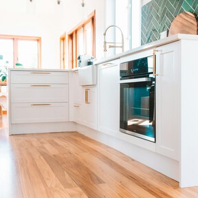 La alternativa low cost de Leroy Merlin a las obras y reformas para renovar el suelo de la cocina 