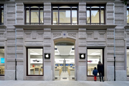 Varios ladrones saquean la Apple Store de Colón en Valencia: se han llevado hasta 40 iPhone expuestos