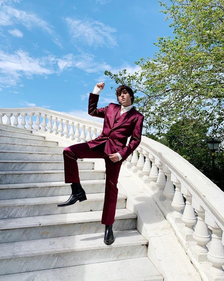 Luc Loren le apuesta al color con un look de Mans Concept para la boda de Pablo Castellano