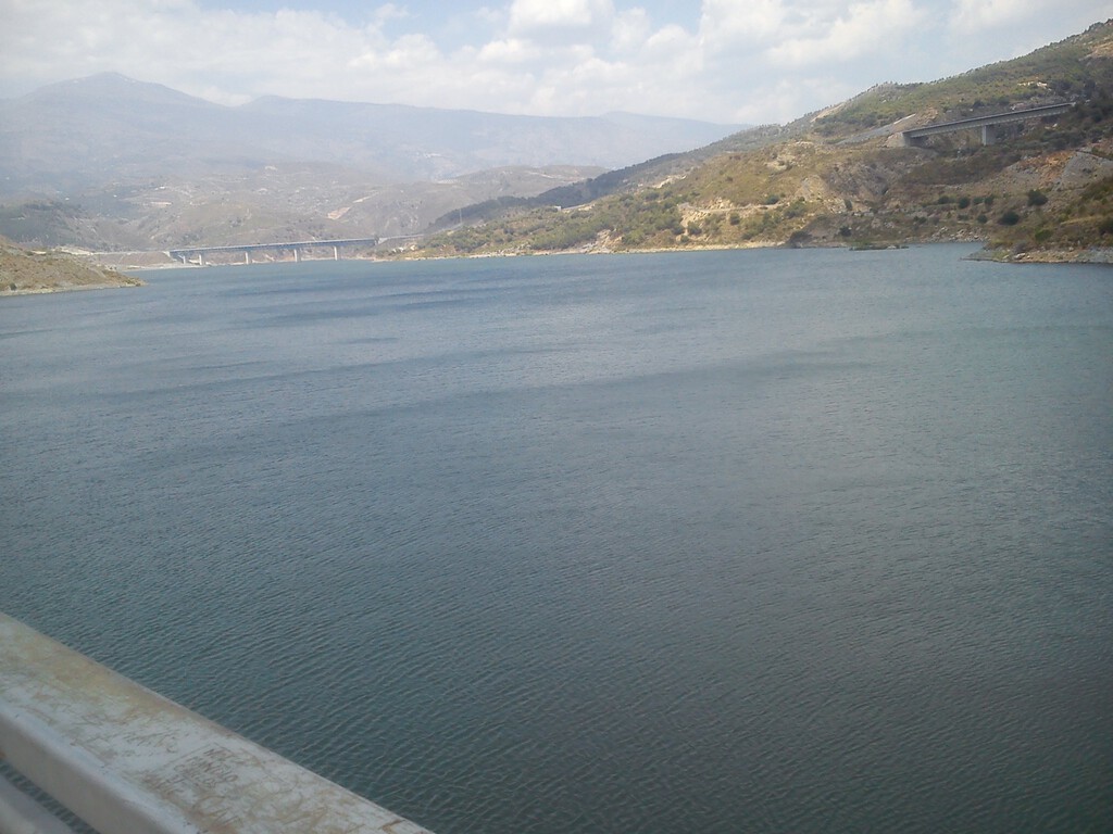 Una presa de Granada lleva meses "tirando" agua al mar: 30.000 litros/segundo mientras los frutales de al lado usan agua de pozo