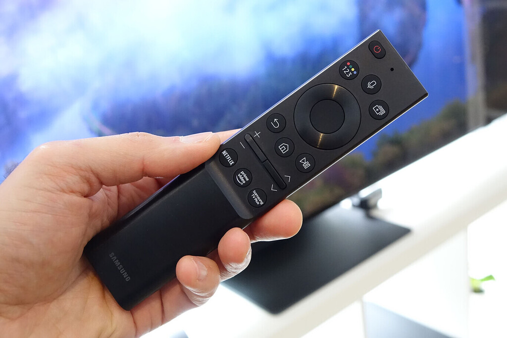 Usar el mando de la TV para controlar las luces de casa me parece lo más cómodo: así puedes hacerlo por voz con Google y Alexa