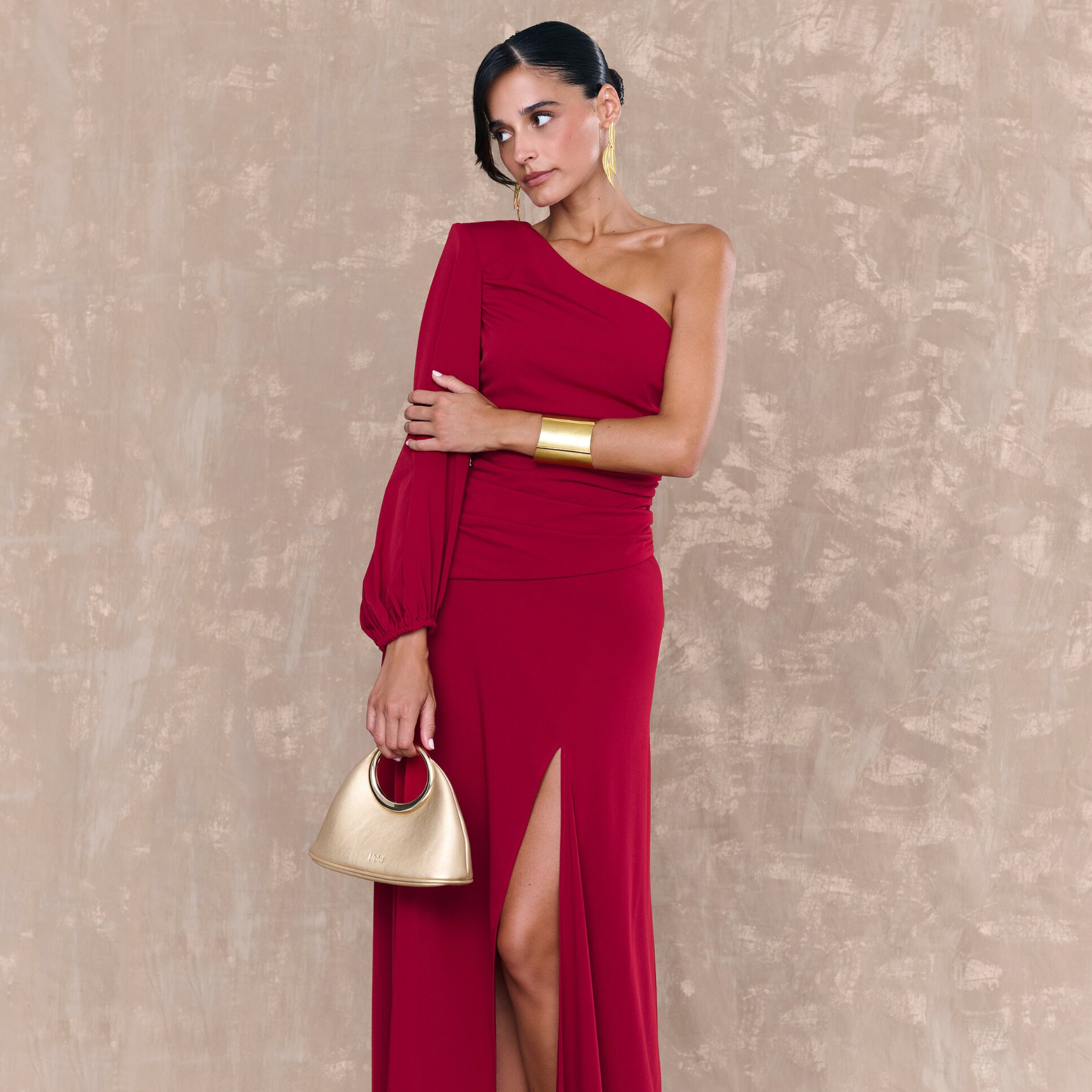 MIPHAI
Vestido midi con escote asimétrico y hombro descubierto