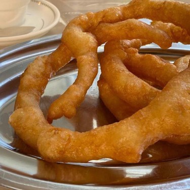 Siempre que bajo a Málaga y desayuno cerca del Mercado de Atarazanas voy a por estos tejeringos de una churrería que lleva 20 años funcionando