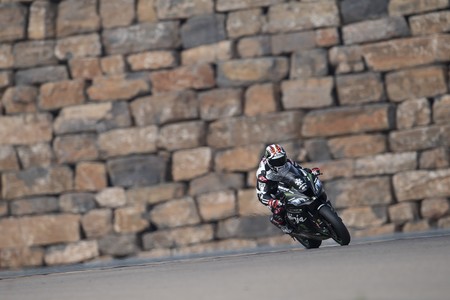 Jonathan Rea domina los primeros test de WSBK y Chaz Davies se estrena sobre la Ducati Panigale V4 R