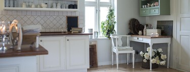 El armario bajo el fregadero tiene un nuevo aliado contra el desorden: este organizador de dos pisos adaptable 