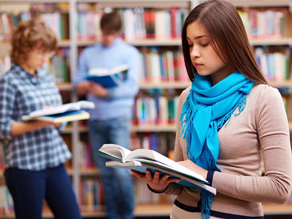 Cada año leemos menos y por menos tiempo en México: el gobierno quiere revertirlo con libros con precios bajos y clubes de lectura