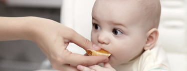 De todo menos esto: alimentos prohibidos en la dieta de los bebés menores de un año