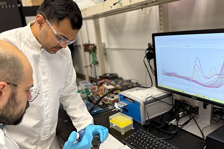 Pesquisadores analisando o curativo