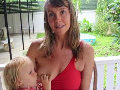 Una mamá youtuber asegura que los niños deberían tomar lactancia materna al menos hasta los ocho años 