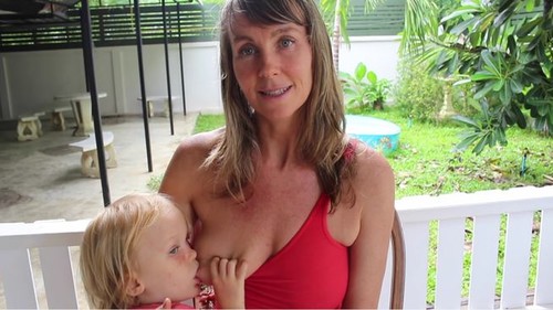 Una mamá youtuber asegura que los niños deberían tomar lactancia materna al menos hasta los ocho años 
