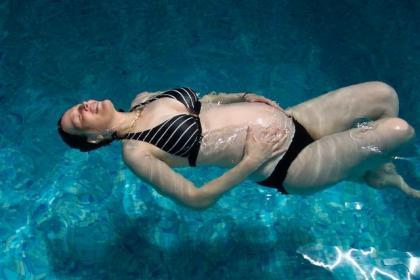 Embarazada en la piscina