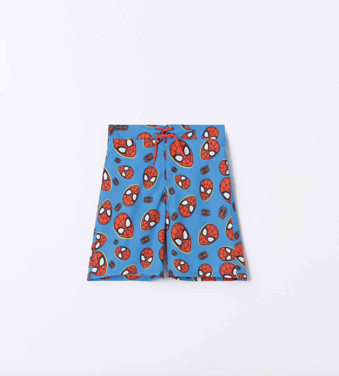 Bañador de corte surfero con estampado de Spiderman ©Marvel. Dispone de cintura elástica plana ajustable con cordón a contraste y forro de rejilla interior.