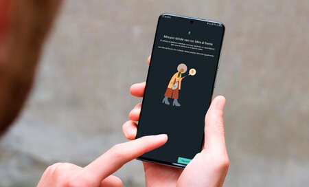 Tu móvil te alerta si lo usas caminando: "Mira al frente" ahora disponible para todos