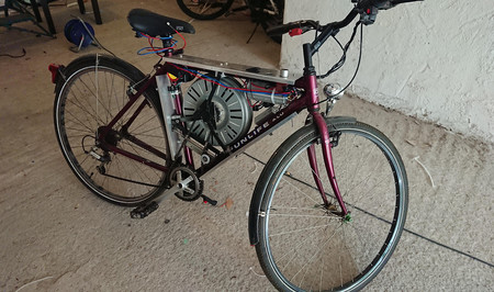 ¡WTF! Cómo convertir una bicicleta en ebike gracias a un motor de lavadora y alcanzar los 110 km/h, aunque sea ilegal