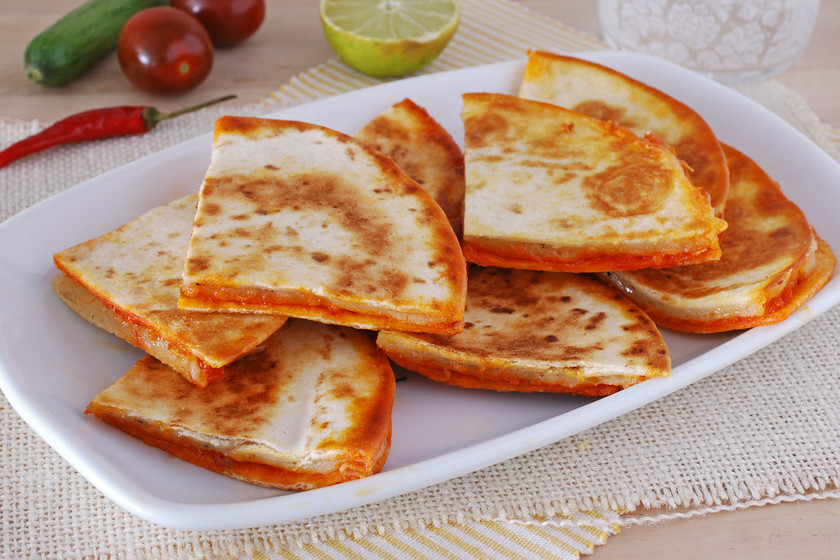 Quesadillas de sobrasada, queso y miel. Receta de cocina fácil, sencilla y deliciosa
