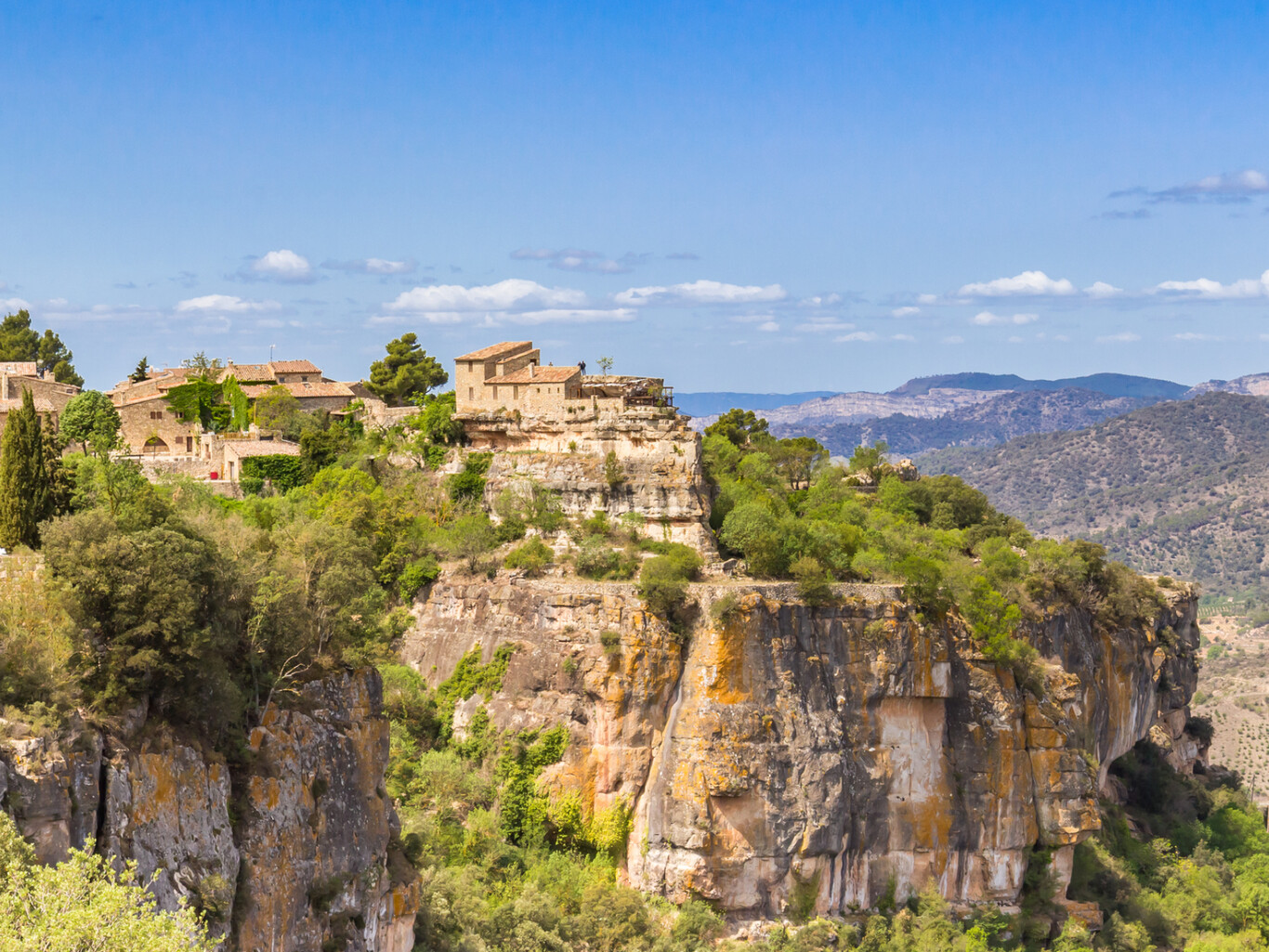 Vista panorámica de Siurana, pequeño pueblo medieval sobre un acantilado en el Priorat catalán