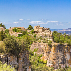 Tiene apenas 50 habitantes, vive entre viñedos y se asoma a un acantilado: el pueblo del Priorat que parece de otro siglo 